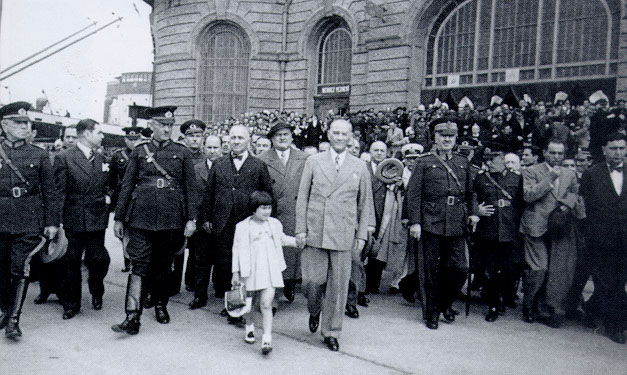 Cumhurbaşkanı Atatürk, Haydarpaşa'da motora binmek üzere rıhtıma ilerlerken (27 Mayıs 1938)