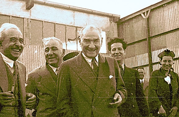 Cumhurbaşkanı Atatürk, Başbakan İsmet İnönü ile birlikte Yeşilköy Hava Alanı'nda (18 Haziran 1936)