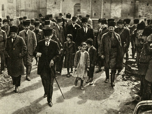 TBMM Başkanı Gazi Mustafa Kemal, Adana Sanayi Mektebini gezdikten sonra halk arasında (16 Mart 1923)