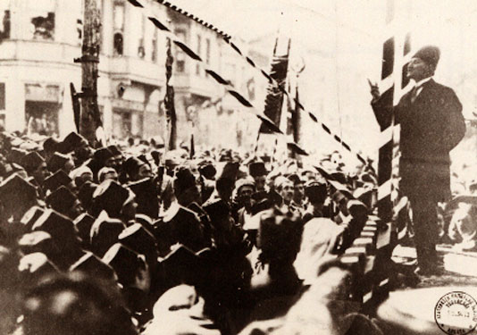 Cumhurbaşkanı Gazi Mustafa Kemal, Bursa'da halkla konuşurken (11 Eylül 1924)