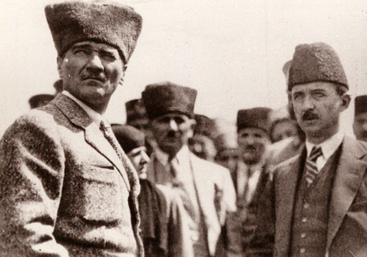 Cumhurbaşkanı Gazi Mustafa Kemal, Dumlupýnar'da 'Şehit Asker' anıtı temel atma töreninde İsmet Paşa ile birlikte (30 Ağustos 1924)