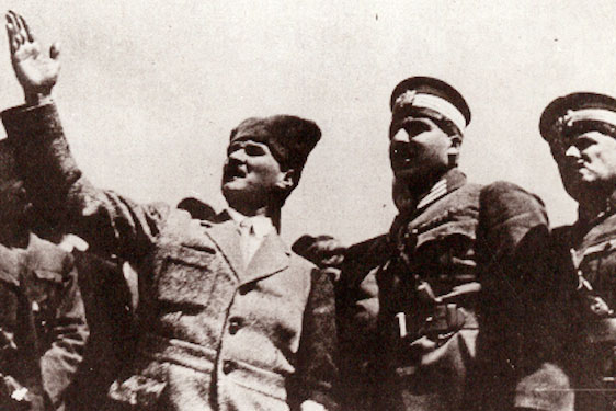 Cumhurbaşkanı Gazi Mustafa Kemal, Dumlupınar'da yapılacak 'Şehit Asker' anıtı hakkında düşüncelerini söylerken (30 Ağstos 1924)