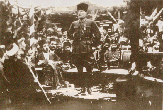 TBMM Başkanı Gazi Mustafa Kemal, Mersin Millet Bahçesi'nde halkla konuşurken (17 Mart 1923)