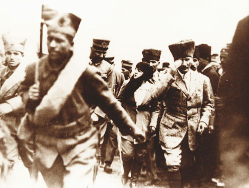 Cumhurbaşkanı Gazi Mustafa Kemal, Büyük Zaferin ikinci yıl dönümü töreni için Dumlupınar'a giderken (30 Ağustos 1924)