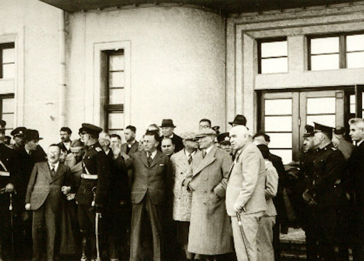 Cumhurbaşkanı Atatürk, Sivas Garı'ndan çıkarken (13 Kasım 1937)