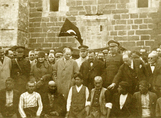 Cumhurbaşkanı Gazi Mustafa Kemal, Antalya'da Aspendos'un önünde (9 Mart 1930)