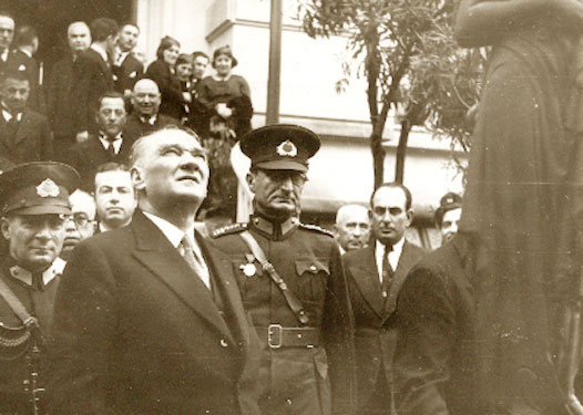 Cumhurbaşkanı Atatürk, Adana'da İsmet Paşa Kız Enstitüsünün önünde (19 Kasım 1937)