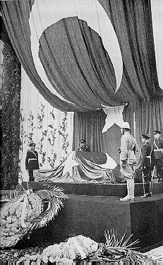 Atatürk'ün naaşı, Türkiye Büyük Millet Meclisi önünde katafalkta (20 Kasım 1938)