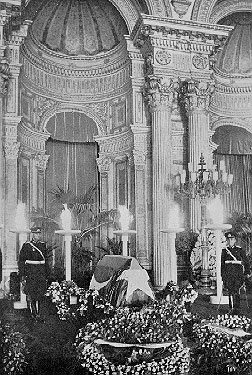 Atatürk'ün katafalkı başında Dolmabahçe Sarayı'nda generaller nöbet tutarken (11 Kasım 1938)