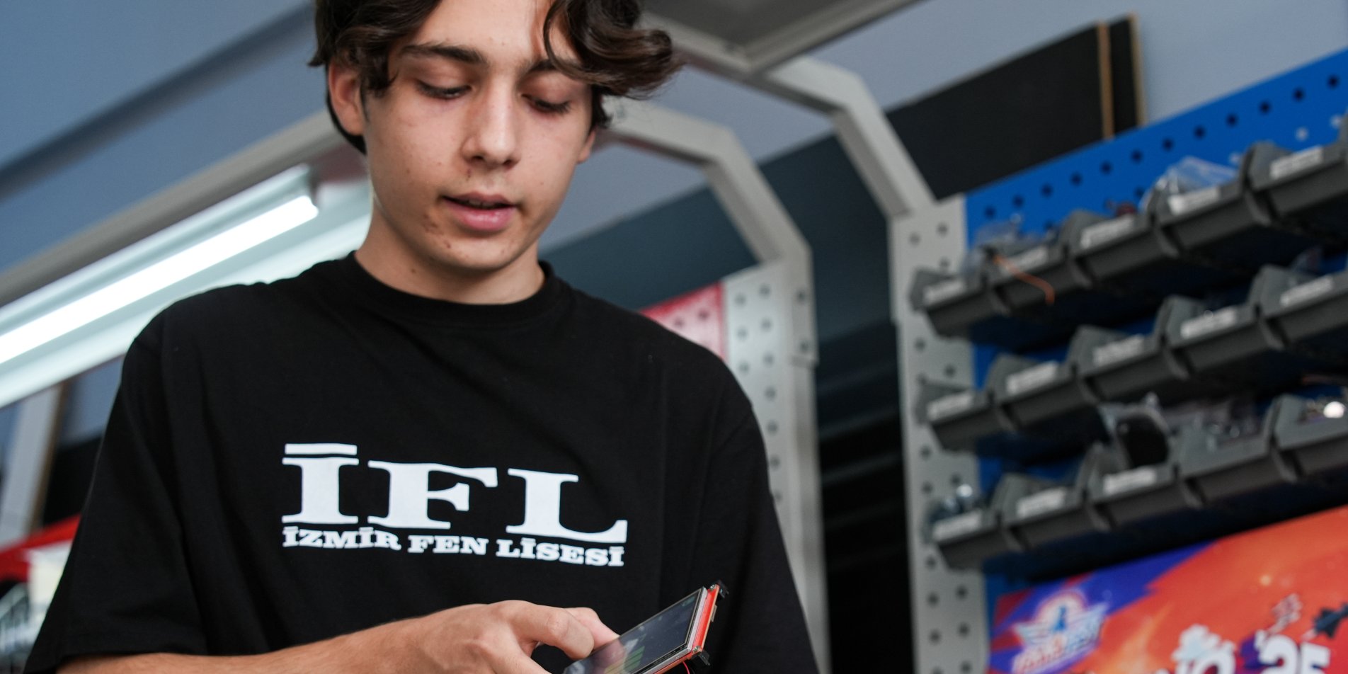 İzmir'de Lise Öğrencisi, Solunum Hastaları İçin Taşınabilir Hava Kalitesi İzleme Sistemi Geliştirdi