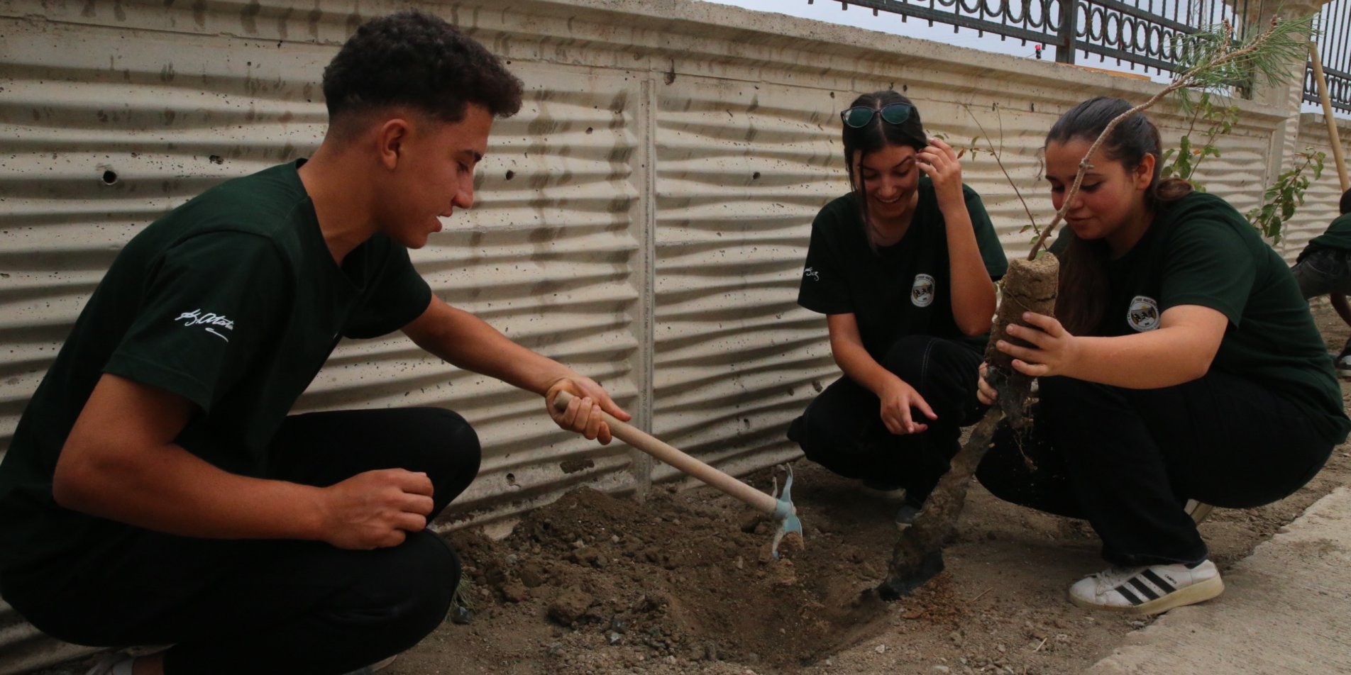 Fidan Dikerek Hem Okullarını Güzelleştiriyorlar Hem de Uygulamalı Eğitim Alıyorlar 