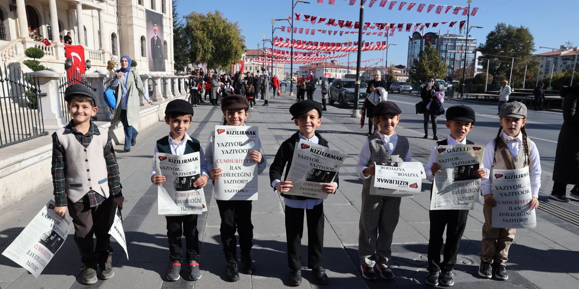 Sivas'ta Öğrenciler Cumhuriyetin İlanını Duyuran Temsili Gazete Dağıttı