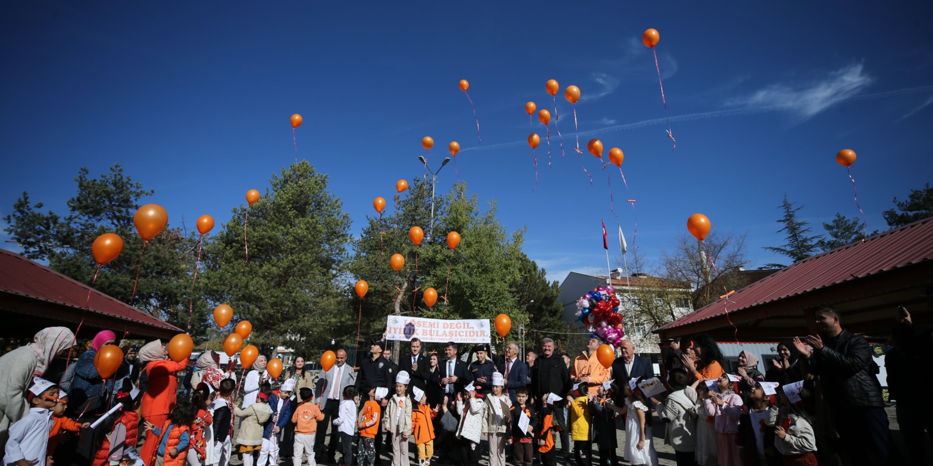 Karabük'te Ana Sınıfı Öğrencileri Lösemi Hastaları İçin Gökyüzüne Balon Bıraktı